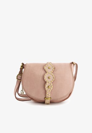 Rosa Leder-Crossbody-Tasche mit runder Form, ausgestattet mit einem dekorativen Riemen, der mit messingfarbenen Nieten verziert ist, und einem Verschluss.