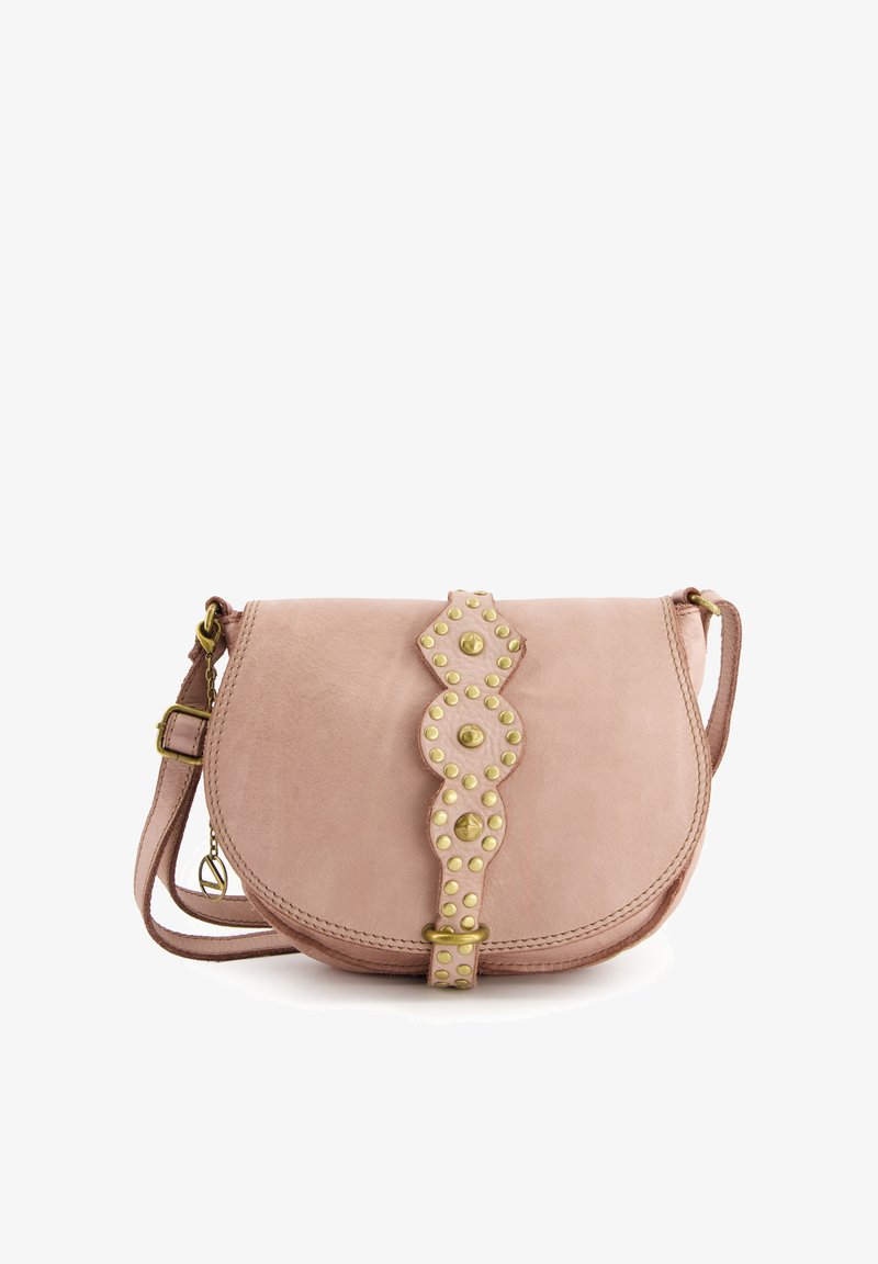 Roze leren schoudertas met een ronde vorm, voorzien van een decoratieve riem versierd met loden en een sluiting met een haak.