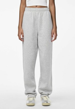 Grijze sweatpants van zachte stof, met een elastische tailleband en een ontspannen pasvorm. De boorden zijn iets gekruind bij de enkels.