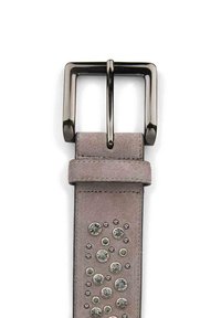 Cinturón de ante gris con una hebilla metálica brillante chapada en cromo y strass decorativos dispuestos en un patrón disperso a lo largo de la correa.