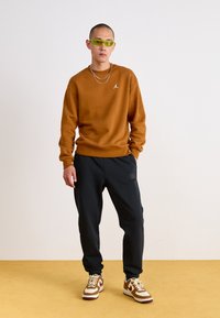 Jordan CREW - Sudadera - desert bronze/white