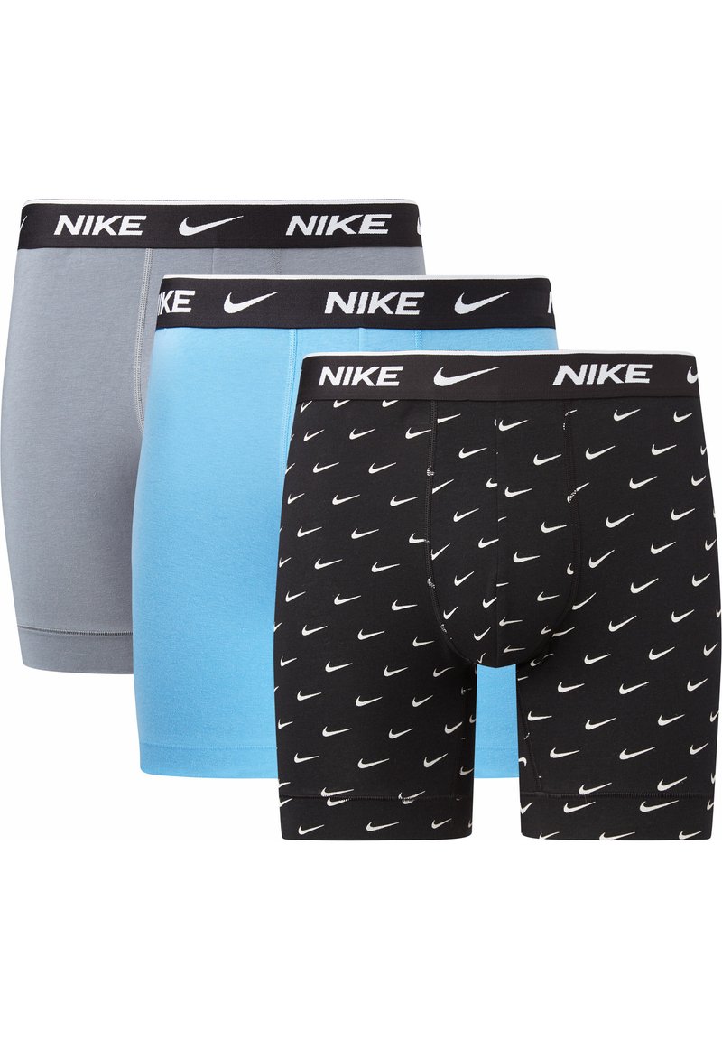 Tri parove Nike bokserica: sivi, svijetlo plavi i crni s bijelim uzorcima swoosh. Elastični pojasovi imaju istaknute Nike logoe.