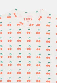 Λευκό πουκάμισο παιδικό με στρογγυλή λαιμόκοψη, καλυμμένο με μο τίβο μικρών κόκκινων κερασιών με πράσινα φύλλα, ετικέτα "TINY 4 Years".