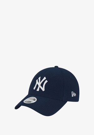 Marineblaue Baseballmütze mit gerippter Textur, mit einem weißen gestickten "NY"-Logo auf der Vorderseite und einem runden Schild. Silbernes, rundes Logo auf dem Schirm.