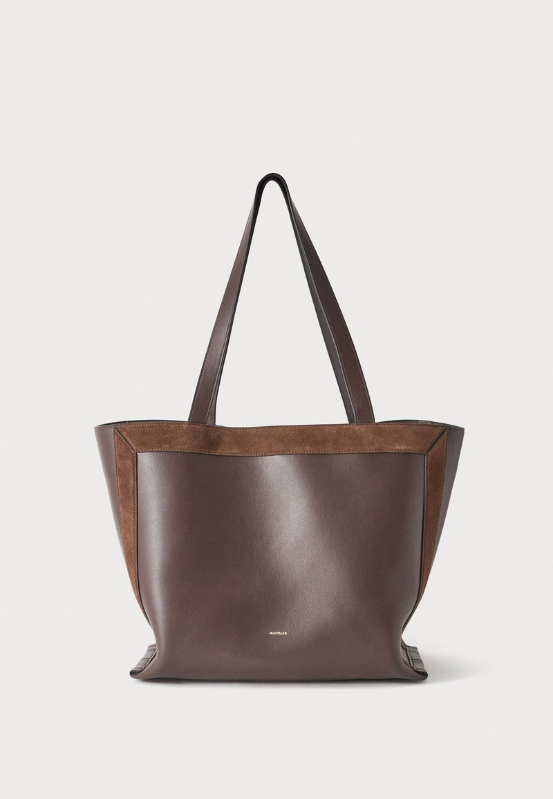 Sac cabas en cuir marron foncé avec garniture en daim, deux bretelles et petit logo de marque doré au centre avant.