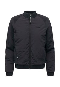 Czarna kurtka typu bomber z prążkowanym kołnierzem i mankietami. Charakteryzuje się pikowanymi akcentami na ramionach i centralnym zapięciem na zamek błyskawiczny. Gładka, syntetyczna tekstura.