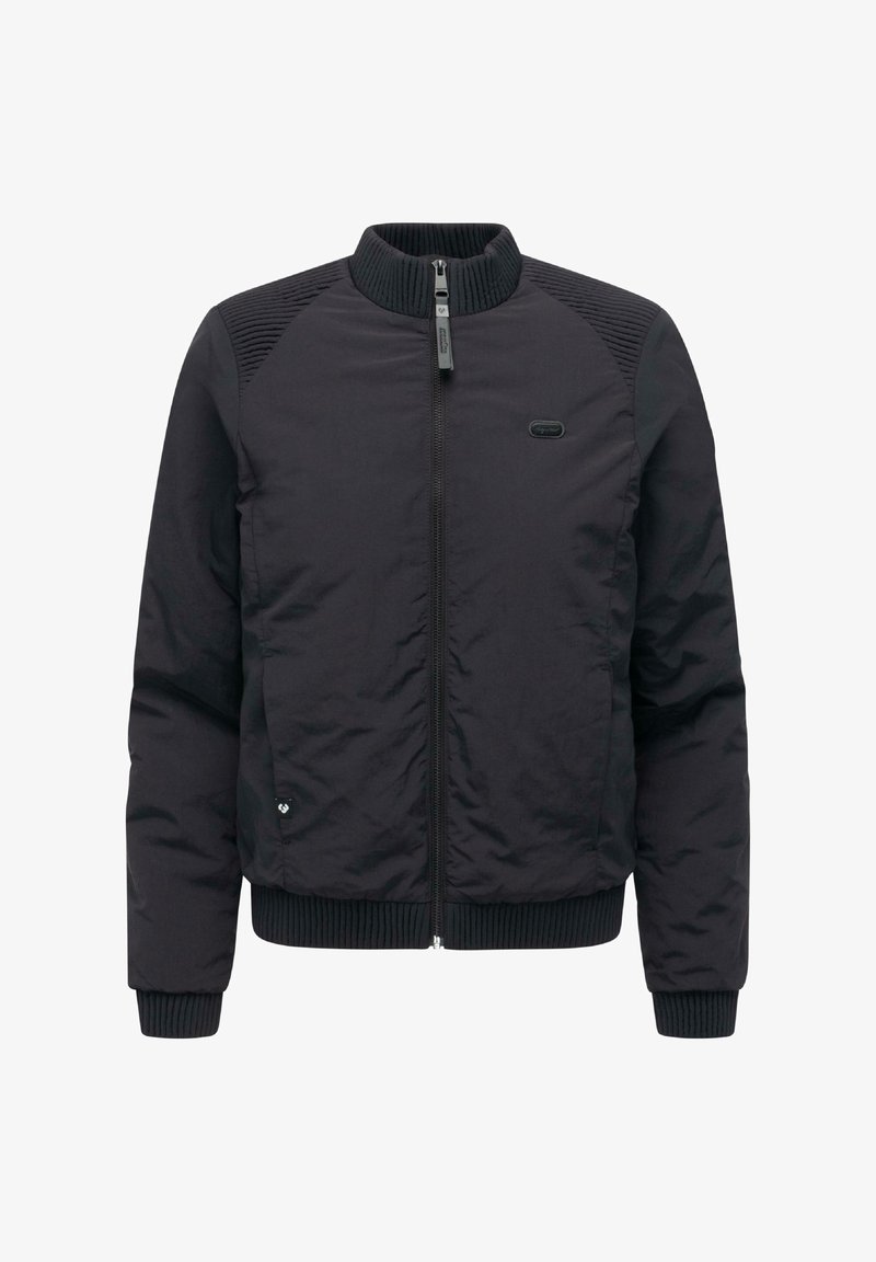 Czarna kurtka typu bomber z prążkowanym kołnierzem i mankietami. Charakteryzuje się pikowanymi akcentami na ramionach i centralnym zapięciem na zamek błyskawiczny. Gładka, syntetyczna tekstura.