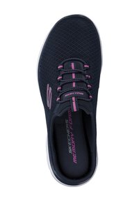 Kengät Skechers memory foam sinisestä verkkomateriaalista, jossa on vaaleanpunaisia yksityiskohtia. Niissä on pyöreä kärki ja elastiset nauhat, jotka takaavat turvallisen istuvuuden.