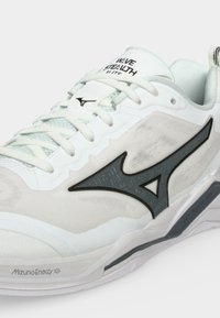 Λευκό αθλητικό παπούτσι Mizuno Wave Stealth Elite με μαύρο λογότυπο και κορδόνια, κοντινή λήψη που δείχνει το πλέγμα στο πάνω μέρος και τις λεπτομέρειες της σόλας.