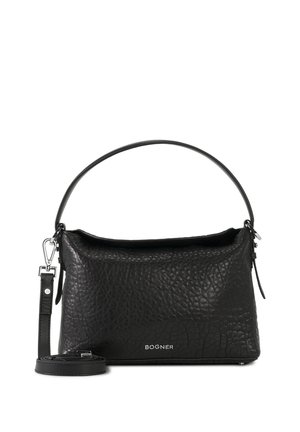 Bolso de mano de cuero texturizado negro con asa corta y correa larga desmontable, con herrajes plateados y pequeño logo de la marca en el frente.