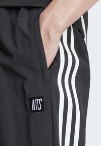 adidas Originals ADIDAS NTS RADIO CARGO - Treniņtērpa apakšdaļas - black