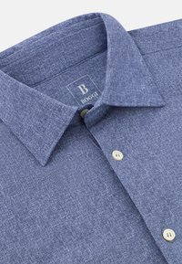 Blauw, gestructureerd overhemd met een kraag, voorzien van een borstzakje en lichte knopen. De stof heeft een subtiele geweven patroon. Merklabel zichtbaar.