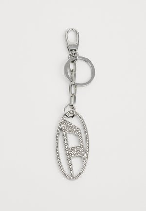 Sølv nøkkelemne med en rhinestone-dekorerte oval design med et stilisert bokstav "A" i sentrum og en hummerlås for feste.