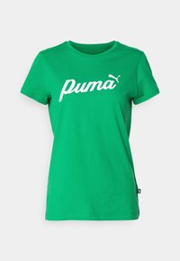 Zielona koszulka z krótkim rękawem z bawełny, z białym logo "Puma" i małą czarną metką po dolnej stronie. Okrągły dekolt.
