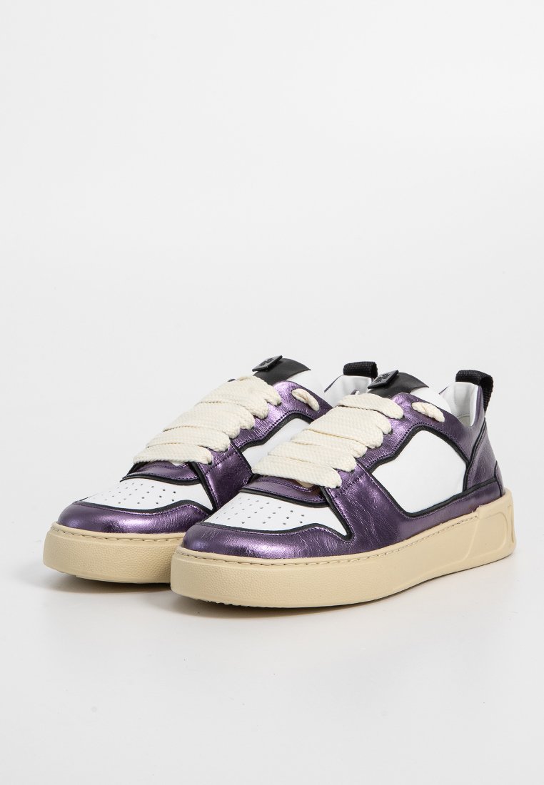 Sneakers con una toma superiore in metallo viola, pannelli in pelle bianca e lacci crema, con una suola chunky beige e dettagli perforati sulla punta.