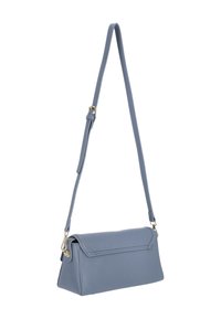 Ljusblå läderväska med axelrem som kan justeras, rektangulär form och vikbar klaff. Har guldfärgade metalldetaljer.