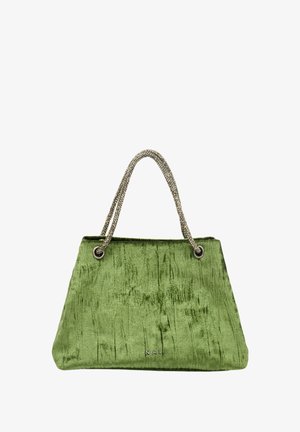 Zielona aksamitna torebka z teksturowaną powierzchnią, metalowymi łańcuszkami na uchwytach oraz wyraźnie zarysowanym kształtem. Na przedniej stronie znajduje się logo marki.