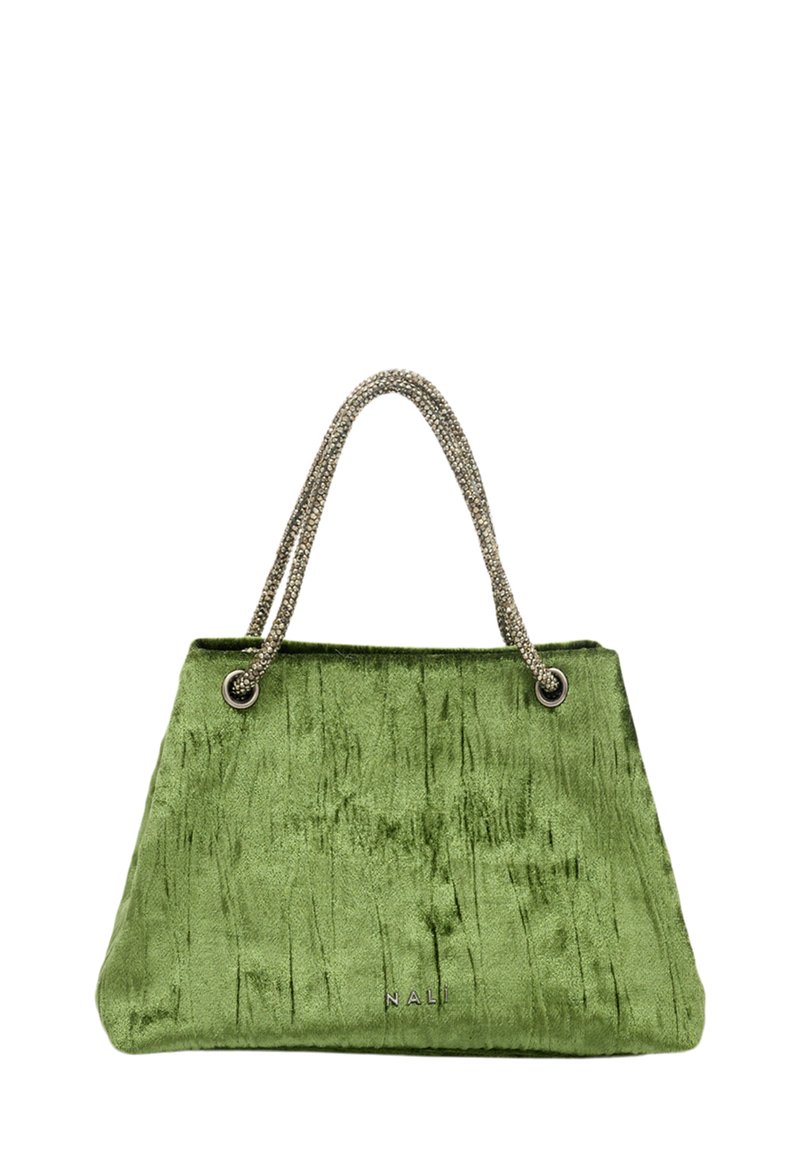 Zielona aksamitna torebka z teksturowaną powierzchnią, metalowymi łańcuszkami na uchwytach oraz wyraźnie zarysowanym kształtem. Na przedniej stronie znajduje się logo marki.