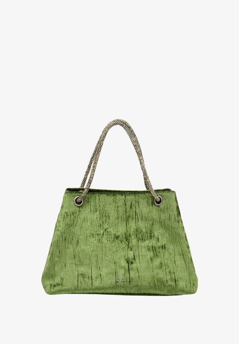 Zielona aksamitna torebka z teksturowaną powierzchnią, metalowymi łańcuszkami na uchwytach oraz wyraźnie zarysowanym kształtem. Na przedniej stronie znajduje się logo marki.