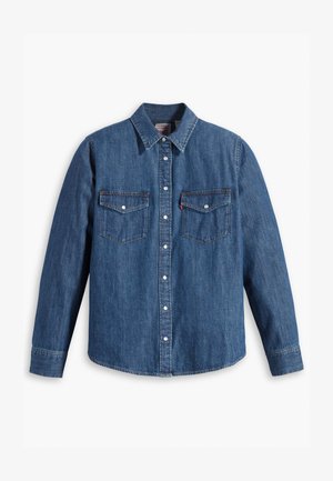 Koszula dżinsowa w średnim niebieskim kolorze z kołnierzykiem zapinanym na guziki, długimi rękawami, dwiema kieszeniami na piersi i srebrnymi napami. Posiada kontrastowe przeszycia.