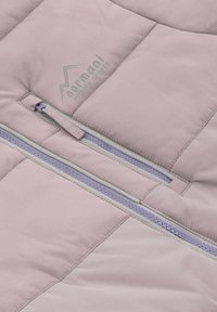 Hellviolette wattierte Jacke mit einer Reißverschlusstasche und dem Logo "normani outdoor sports", das in Grau auf dem Stoff aufgedruckt ist.