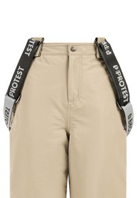 Beige broek met een gladde textuur, voorzien van verstelbare zwarte banden met het "PROTEST" logo en een metalen knop in de taille.
