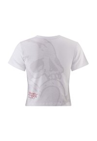 Camiseta blanca cropped con un gráfico de calavera gris decorado con patrones en espiral. La parte trasera incluye una etiqueta roja en la esquina inferior izquierda.