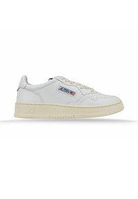 Sneaker bianca bassa con suola beige, lacci beige, punta perforata e logo "Autry" con bandiera americana sul pannello laterale.