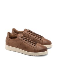 Barna bőr sneaker, texturált felülettel, barna fűzőkkel, perforált részletekkel és krém színű gumi talppal.