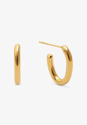 Par de pendientes de aro dorados brillantes, uno mostrado de frente y el otro con el pasador visible, sobre un fondo blanco.