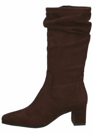 Botte femme en daim brun foncé mi-mollet avec un bout arrondi et un talon bloc.