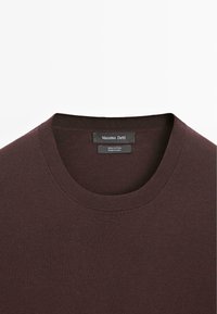 Pull en coton marron foncé à col rond par Massimo Dutti avec encolure visible et étiquette de marque, fabriqué en Chine.