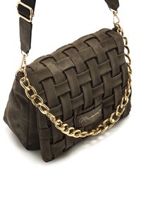 Borsa a tracolla in pelle intrecciata di colore verde scuro con una tracolla in catena dorata, dotata di una base piatta e di una patch con logo su un lato.