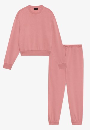 Roze sweatshirt met ronde hals en lange mouwen, naast bijpassende tapered broek met elastische tailleband en boorden, gemaakt van zachte stof.