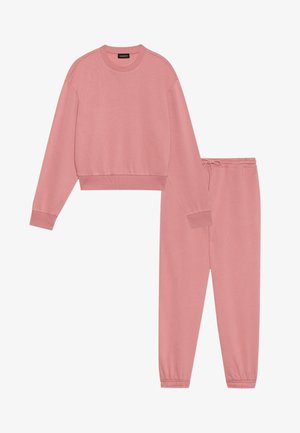 Rosa Sweatshirt mit Rundhalsausschnitt und langen Ärmeln, dazu passende tapered Pants mit elastischem Bund und Bündchen, aus weichem Stoff.