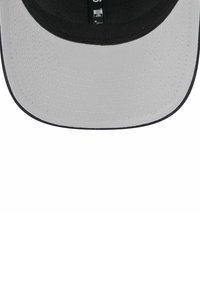 Schwarze Mütze mit einem grauen Schirm, ausgestattet mit einem gestickten Schirm und einem verstellbaren Band hinten. Glatte Stoffstruktur mit einem strukturierten Design.