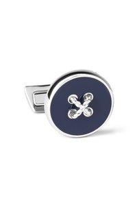 Navy Emalje-Manschettenknopf mit einem silberfarbenen Knopfdesign und einer gedrehten Knotendetail in der Mitte, eingebettet in einer polierten Metallbasis.