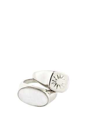 Kaks kokkupandud hõberõngast, üks siledapoolse ovaalse pinnaga ja teine ruudukujulise pinnaga päikesekiirte graveeringuga.