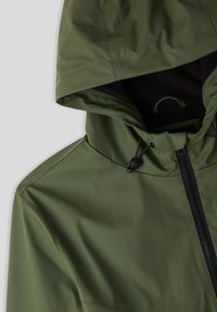 Giacca impermeabile verde con cappuccio, caratterizzata da una cerniera nera e cordini. Texture liscia, design minimalista, senza motivi visibili.