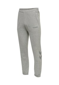 Pantalones deportivos gris claro con cintura elástica, bolsillos laterales, logotipo "Hummel" en el muslo y franjas en forma de chevron en la parte baja de la pierna.