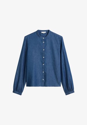 Donkerblauwe denim shirt met lange, opgeblazen mouwen, een ronde halslijn en een sluiting met knopen aan de voorkant met witte knopen. Glad textuur, eenvoudig ontwerp.