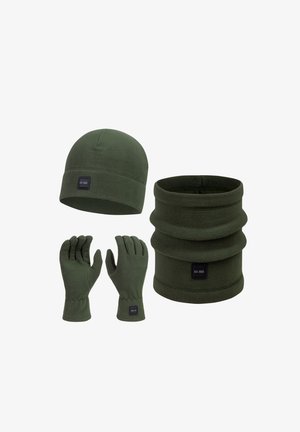 Grønn fleecehatt, hansker og halsvarmer-sett. Hatten har en rund krone; hanskene er fingerløse. Alle plaggene har en sømfinish og merke-tag.