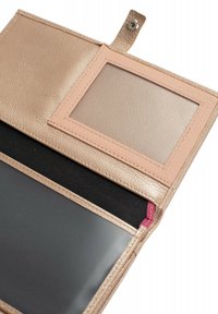 Interno di un portafoglio in pelle dorata con una tasca trasparente per l'ID, foderato in tessuto nero e con un accento rosa sul bordo. Presenta una chiusura a scatto.