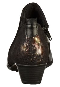 Stivale alla caviglia nero con tessuto testurizzato, superficie parzialmente lucida, tacco basso a blocco e chiusura con zip sul lato. Fodera interna liscia.