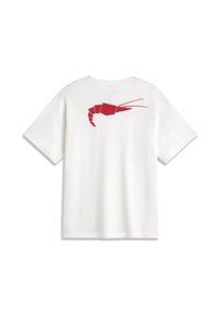 Biele tričko s krátkym rukávom a veľkým červeným geometrickým motívom krevety v strede hornej časti chrbta.