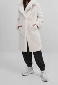 Bershka Zimní kabát - stone