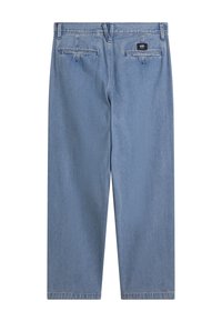 Jeans de mezclilla azul claro con pierna recta, dos bolsillos traseros y una etiqueta de marca en la cintura. Textura suave y acabado limpio.