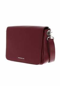 Sac en bandoulière rectangulaire en cuir bourgogne avec fermeture rabat, quincaillerie en argent et bandoulière amovible.