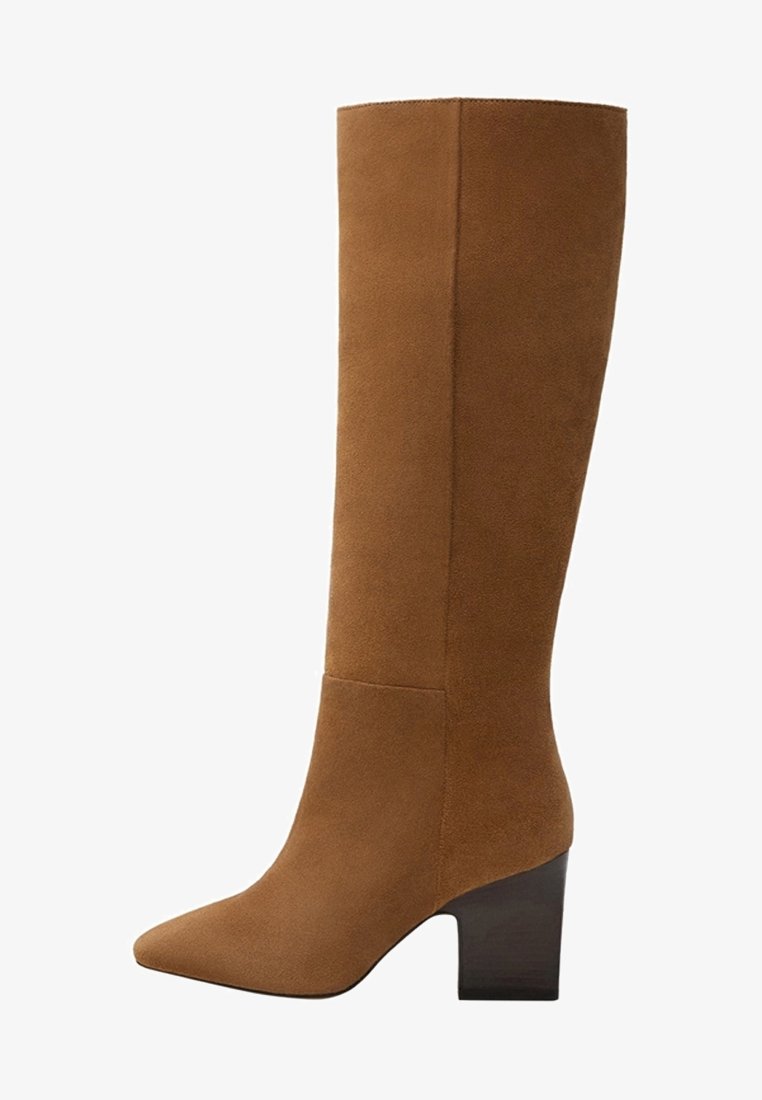 Botte haute jusqu'au genou en daim marron avec un bout pointu et un talon bloc. Surface lisse avec un design épuré et minimaliste. Aucune quincaillerie ou accent visible.
