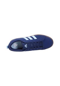 Sininen urheilukenkä, jossa on valkoinen kolmiraidan logo, kumipohja, verkkomateriaali päällinen ja nauhakiristys. Sujuva pinta, jossa on pehmustettu nilkkapanta.